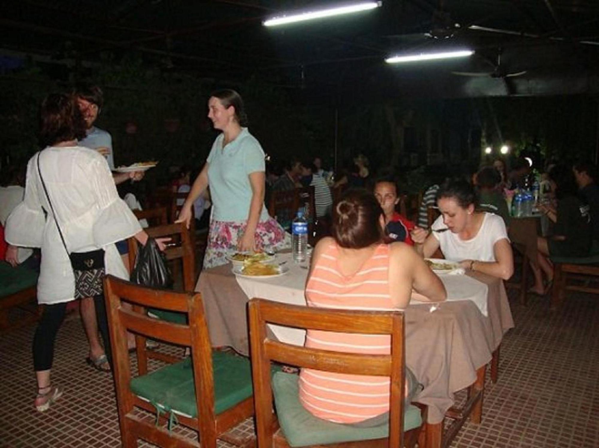 Hotel Rainforest Sauraha Zewnętrze zdjęcie