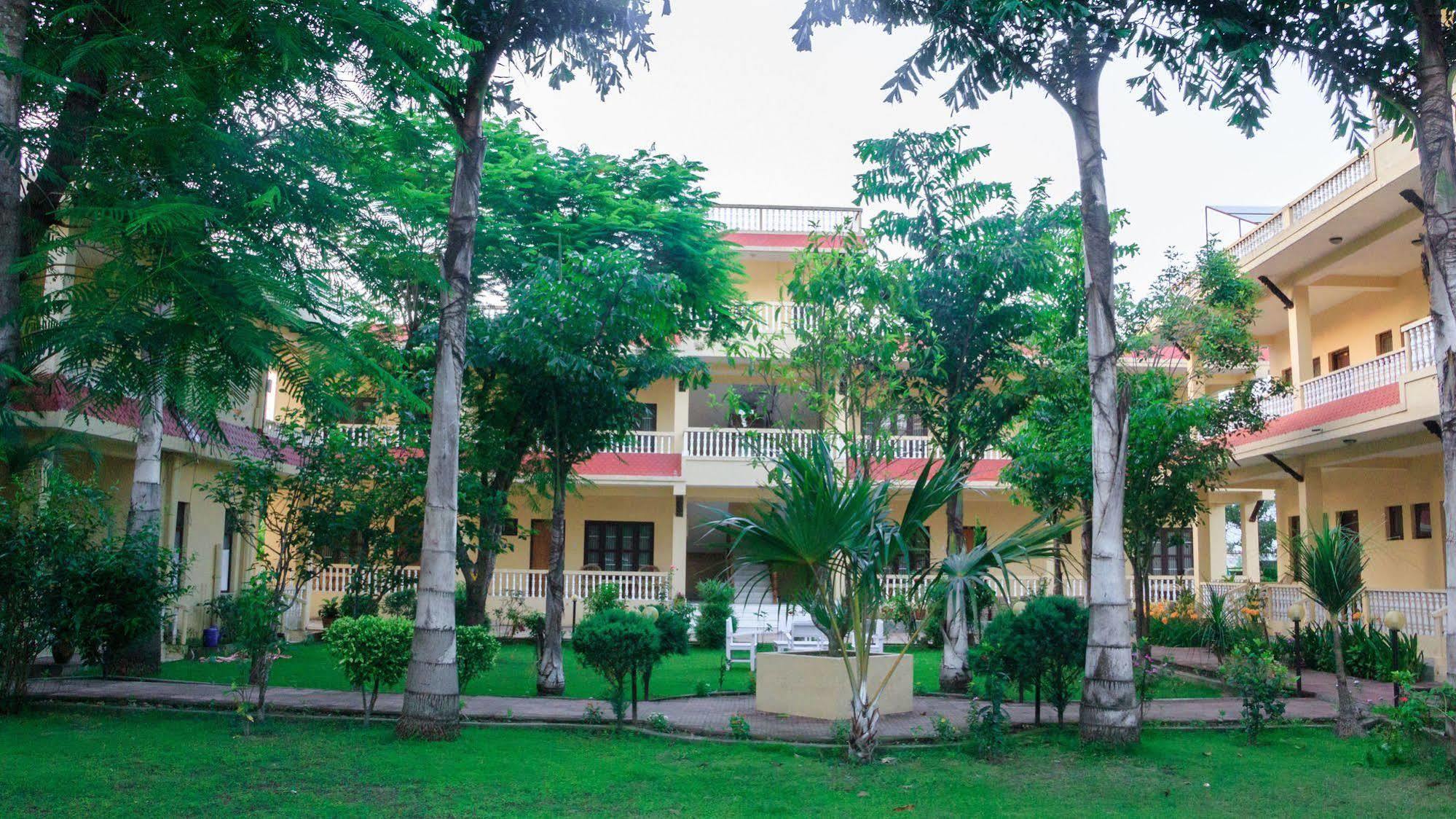 Hotel Rainforest Sauraha Zewnętrze zdjęcie