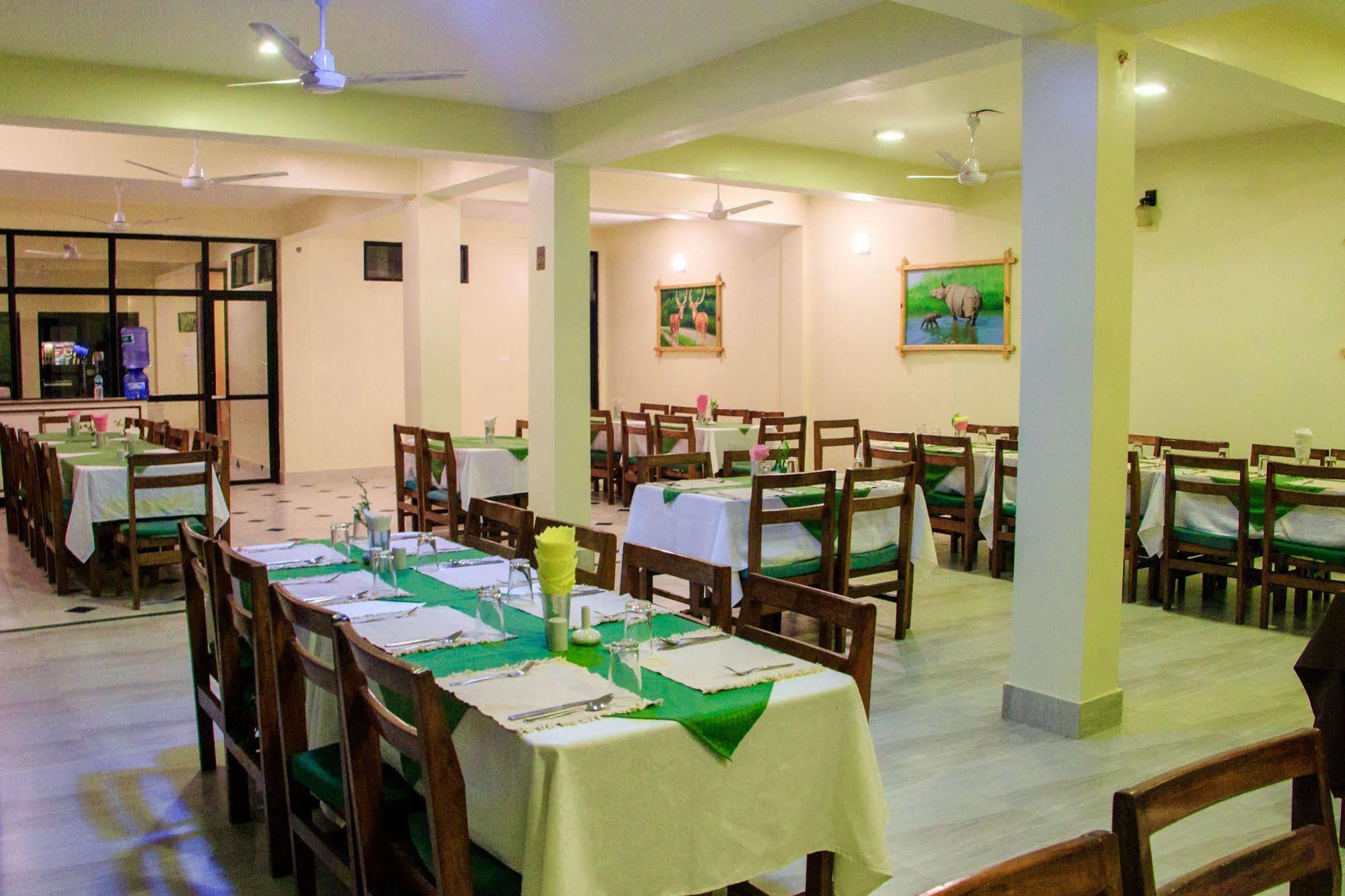 Hotel Rainforest Sauraha Zewnętrze zdjęcie